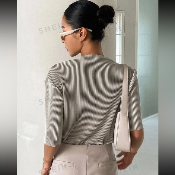 Drop shoulder accordion pleat top - Picture 2 of 2